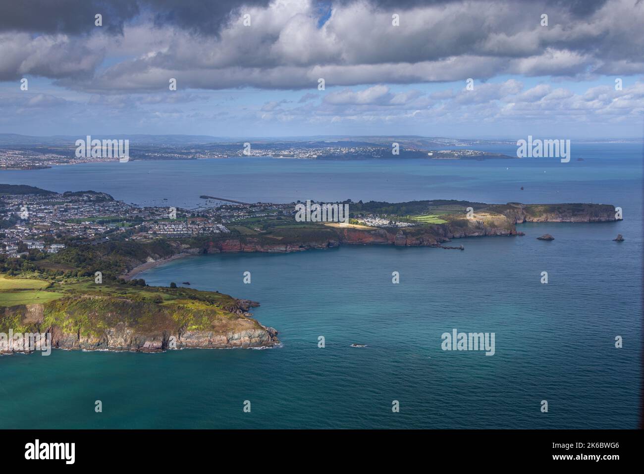 Luftaufnahme der Küste von Devon mit Berry Head und Sharkham Point im Vordergrund und Torquay im Hintergrund. Stockfoto