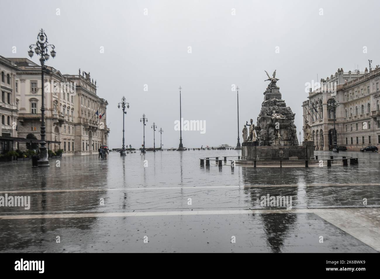 Regnerischer Nachmittag auf dem Platz der Einheit Italiens (Piazza Unita d' Italia). Triest, Italien Stockfoto