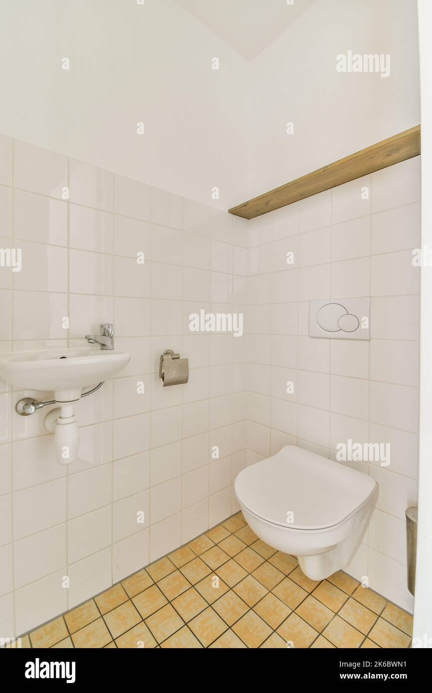 Dusche und freistehendes Badezimmer im hellen Badezimmer mit Waschmaschine Stockfoto