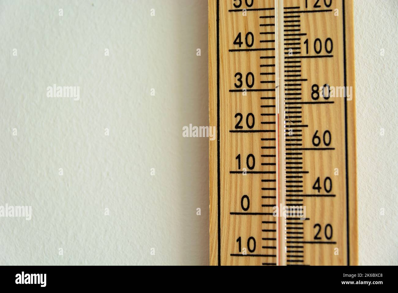 Ein Thermometer, das an der Wand hängt und eine Temperatur von 22 Grad Celsius anzeigt Stockfoto