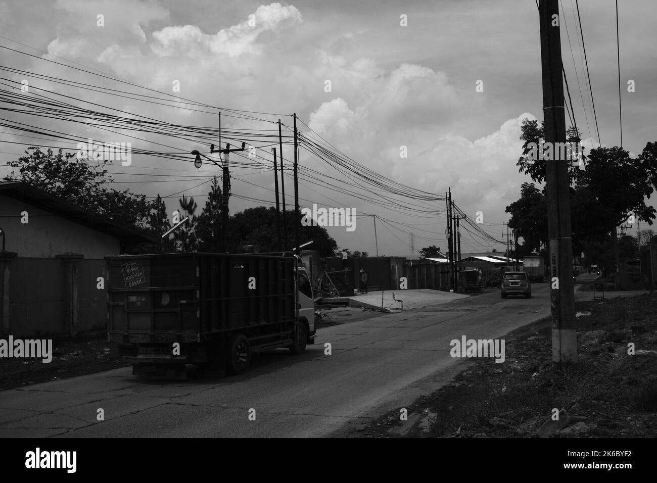 Bandung, West Java, Indonesien - 06. Oktober, 2022 : Monochrom-Foto, die Hauptstraße, die menschenleer aussieht und selten von Fahrzeugen befahren wird Stockfoto