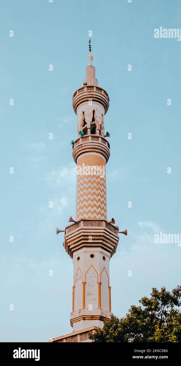 Eine Vertikale eines muslimischen religiösen Gebäudes in Karachi, Pakistan Stockfoto