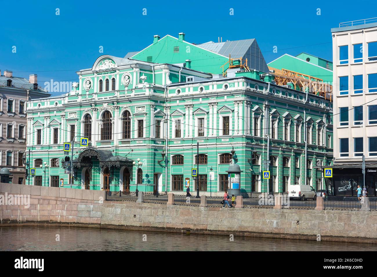 St. Petersburg, das Bolschoi Drama Theatre Gebäude am Ufer des Fontanka Flusses Stockfoto