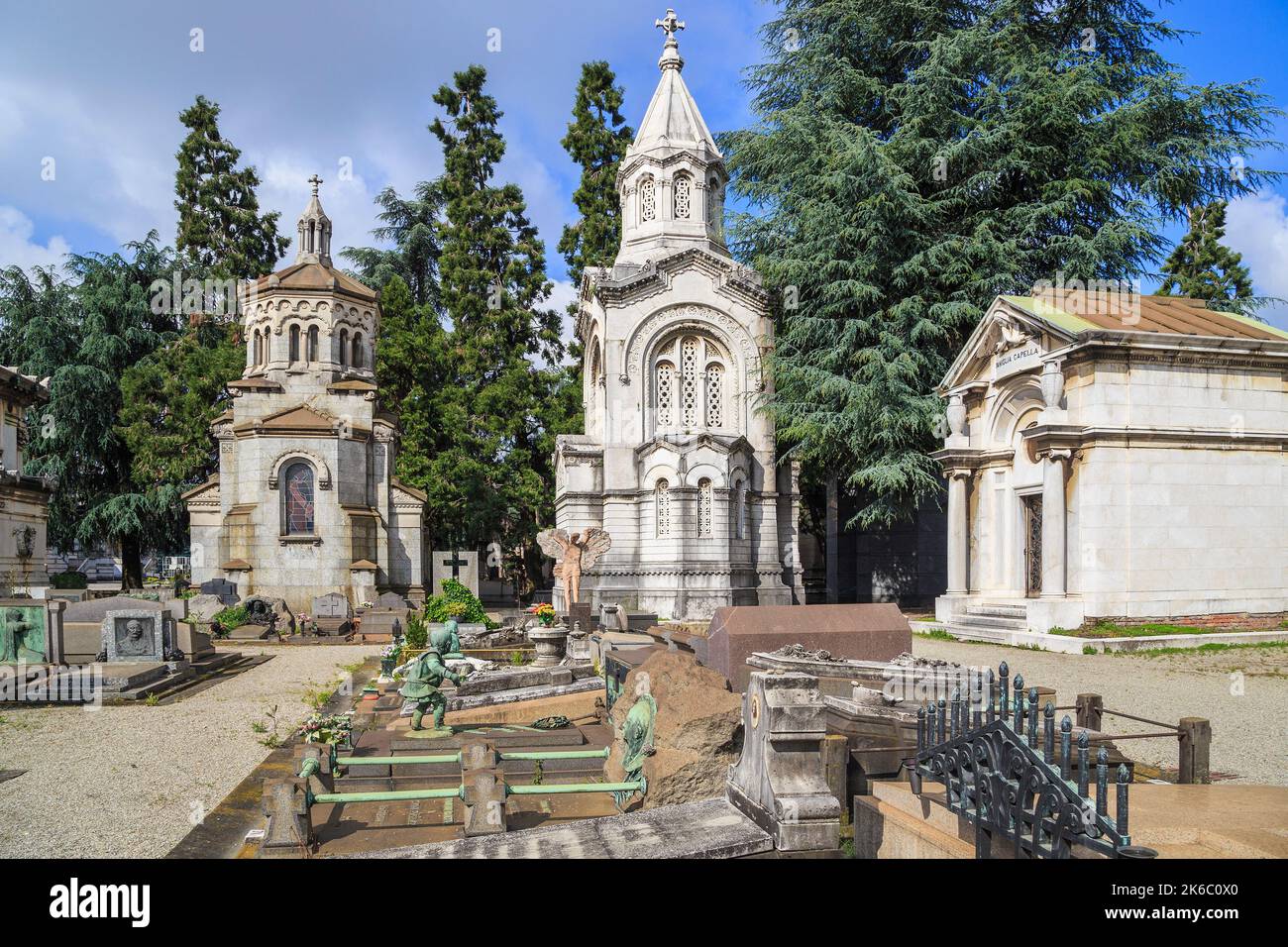 MAILAND, ITALIEN - 17. MAI 2018: Dies ist eines der Grabsteine und Krypten auf dem Friedhof Monumental, der als einer der reichsten Grabsteine und Mo gilt Stockfoto