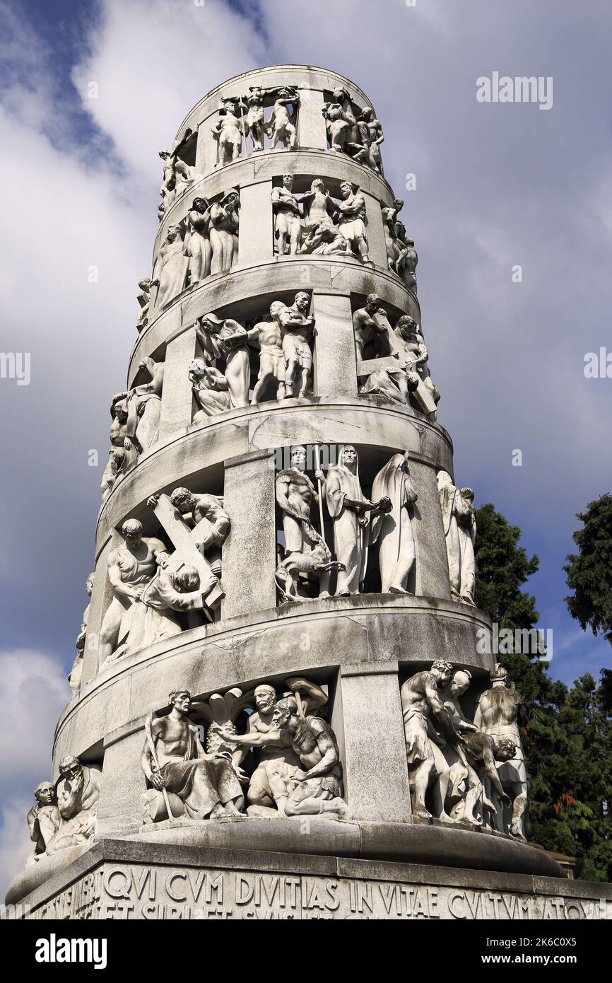MAILAND, ITALIEN - 17. MAI 2018: Dies ist eine der ungewöhnlichen Krypten auf dem Friedhof Monumental, der als einer der reichsten Grabsteine und Denkmäler gilt Stockfoto