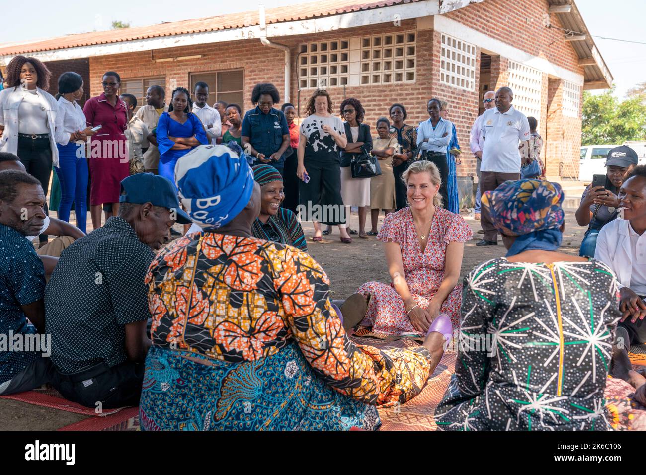 Die Gräfin von Wessex trifft in der Maganga Clinic in Salima, Malawi, die Begünstigten einer TT-Operation (Trachomatous Trichiasis). Bilddatum: Donnerstag, 13. Oktober 2022. Stockfoto