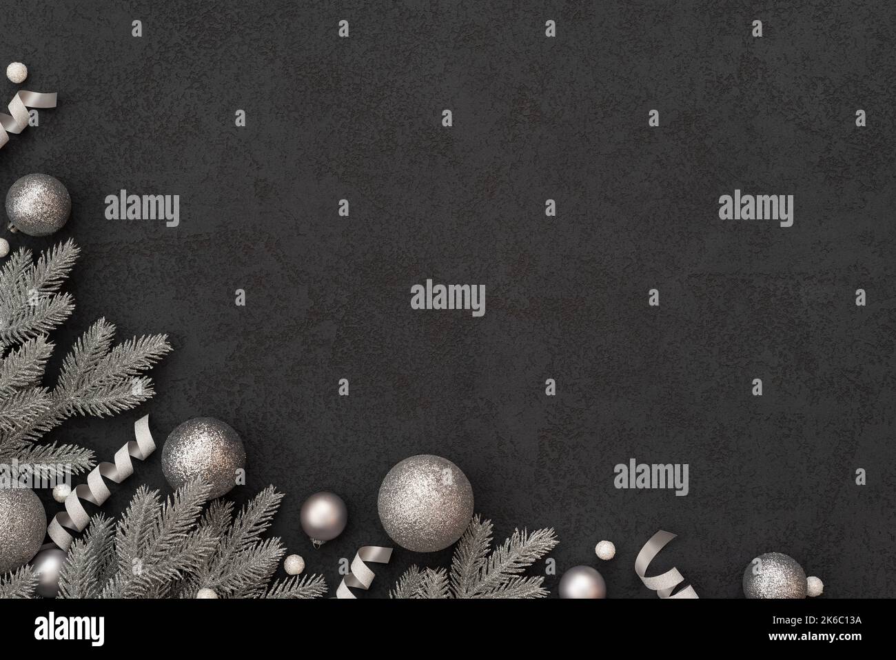 Schwarzer Weihnachtshintergrund mit Rand aus Glitzer silbernen Weihnachtsornamenten Stockfoto