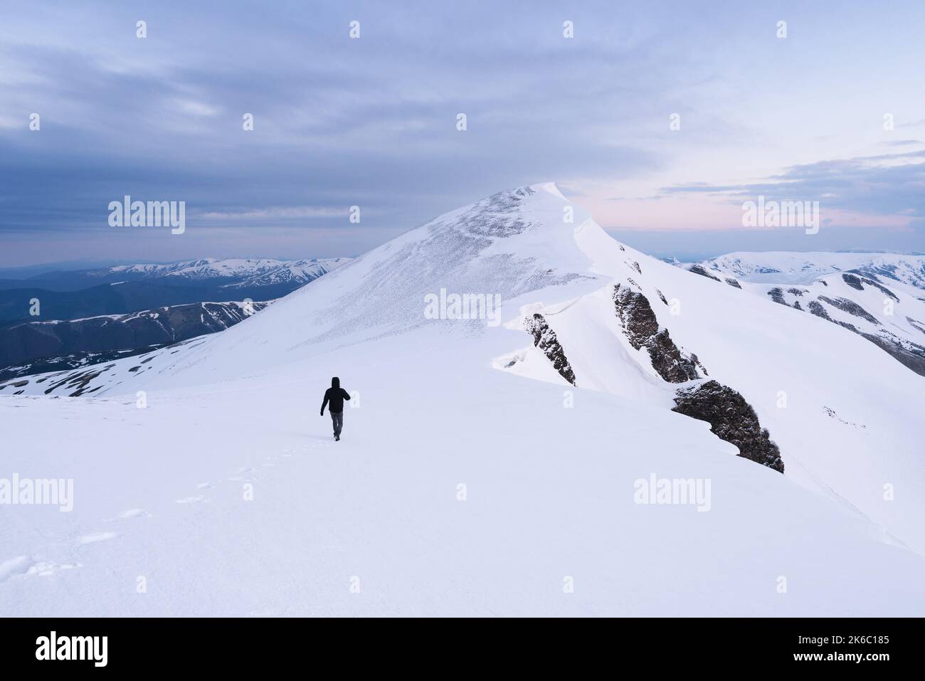 Ein Mann bei einer Winterbergwanderung macht einen Weg im Schnee Stockfoto