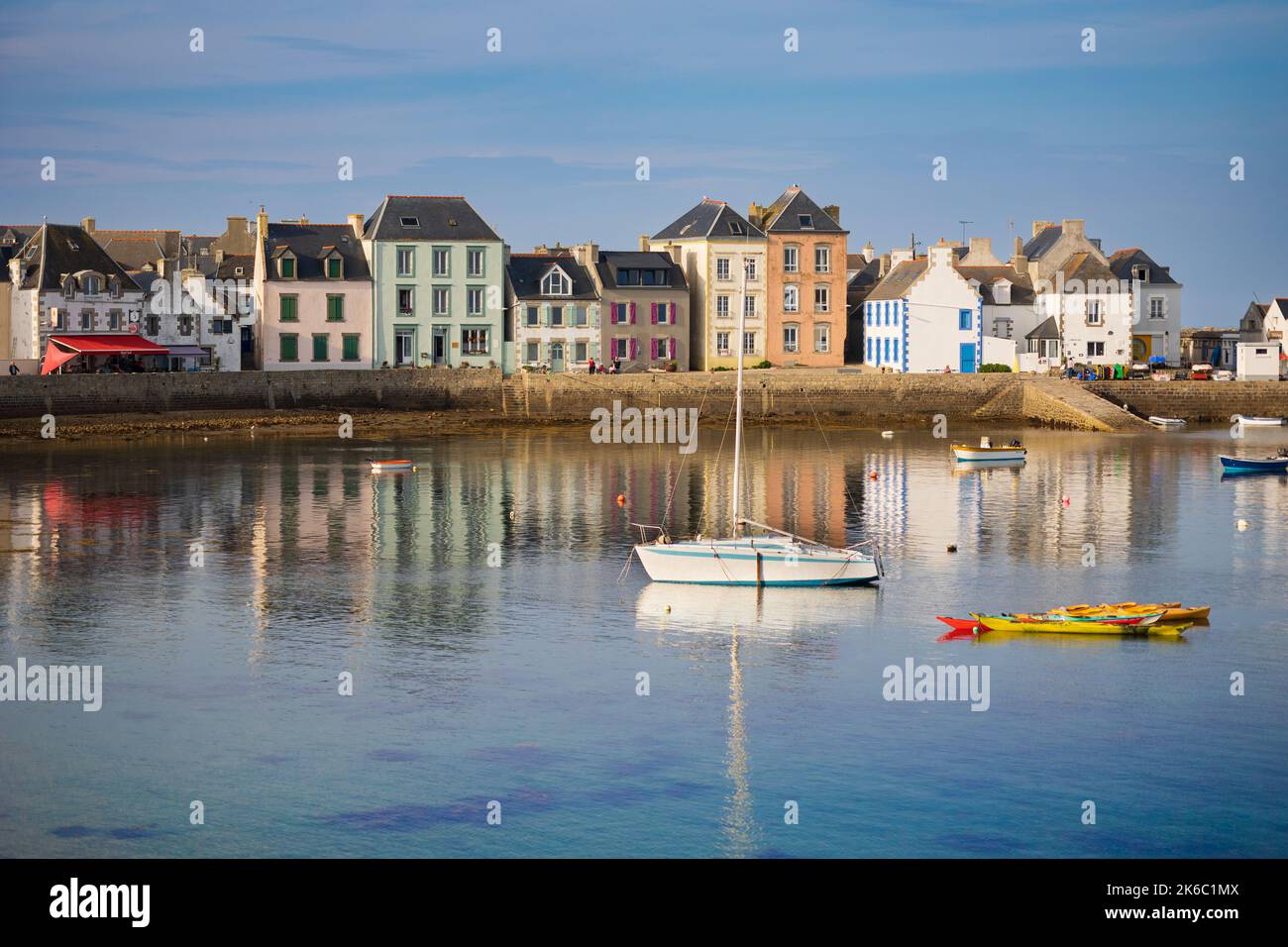 Farbenfrohe Gebäude entlang der Docks der Insel sein, Bretagne, Frankreich Stockfoto