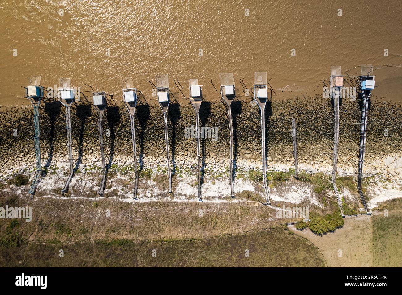 Top Luftaufnahme der traditionellen hölzernen Fischerhütten entlang der Gironde Mündungsufer, Frankreich Stockfoto