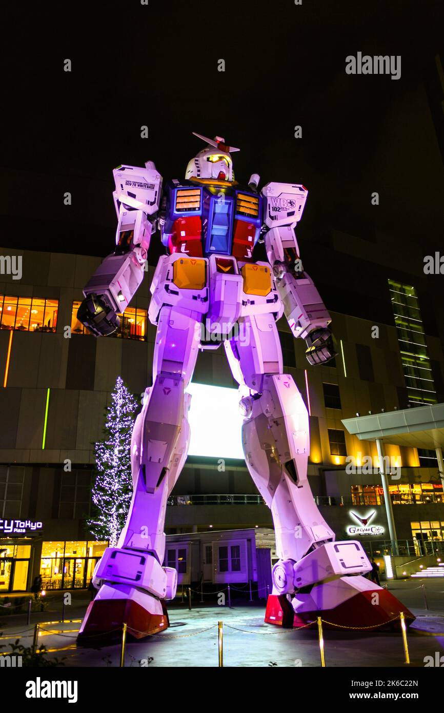 Sehen Sie bei Nacht die riesige Nachbildung der Statue des RX-78-2 Gundam, einer Figur in japanischer Anime „Mobile Suit Gundam“ am Diver City Tokyo Plaza, Odaiba. Stockfoto