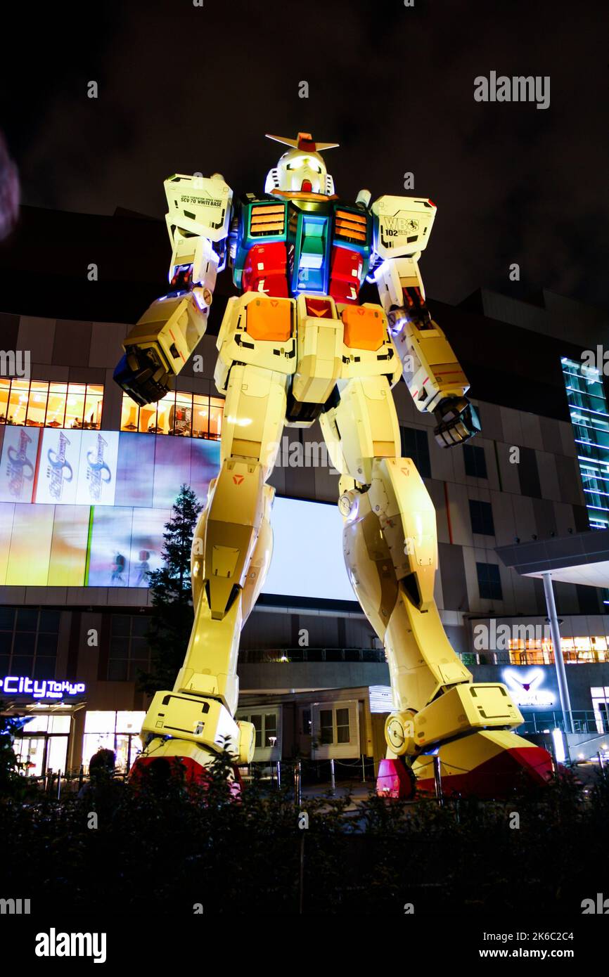Sehen Sie bei Nacht die riesige Nachbildung der Statue des RX-78-2 Gundam, einer Figur in japanischer Anime „Mobile Suit Gundam“ am Diver City Tokyo Plaza, Odaiba. Stockfoto