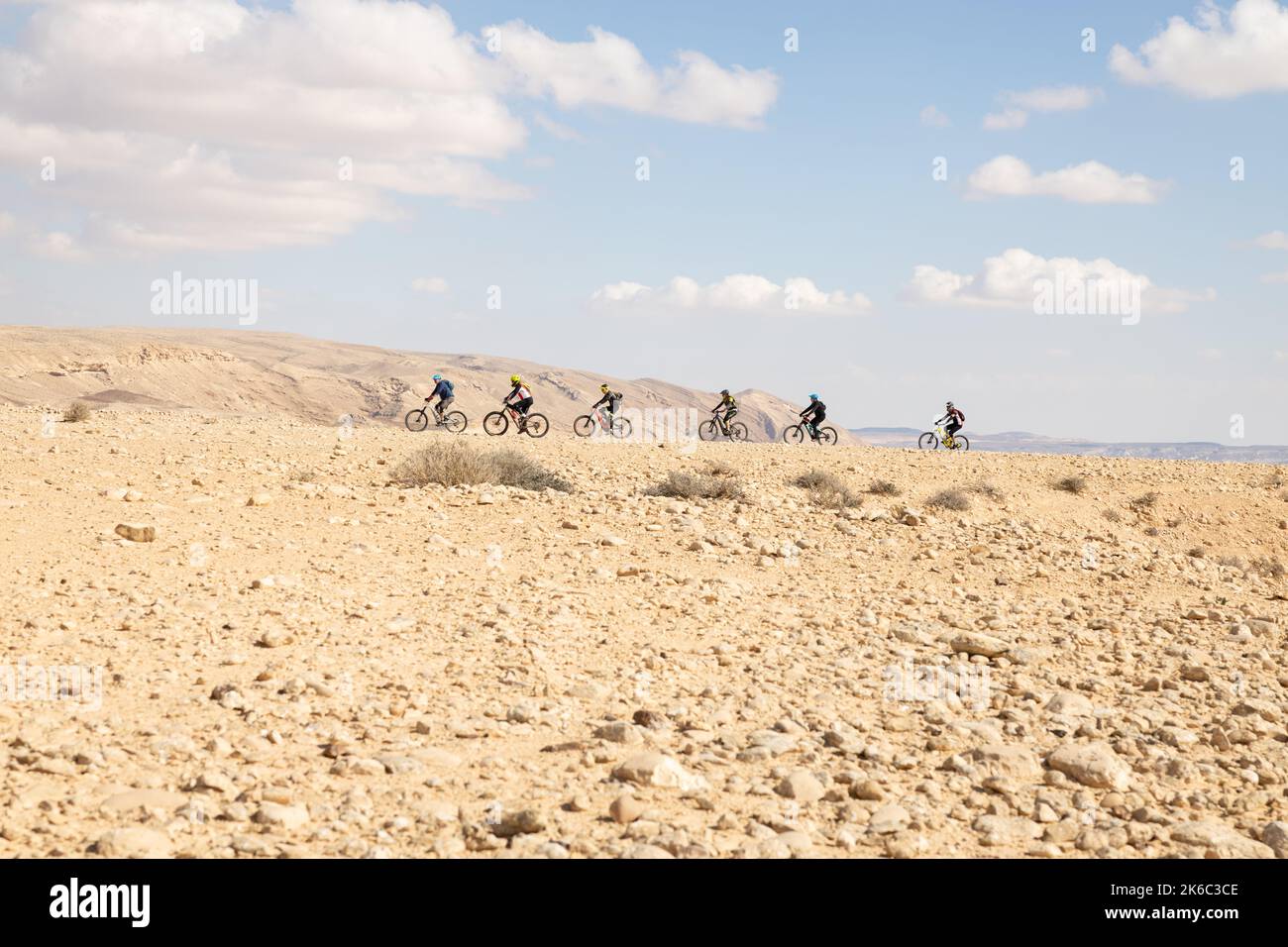 Gruppe von Bikern in der Negev-Wüste, Israel Stockfoto