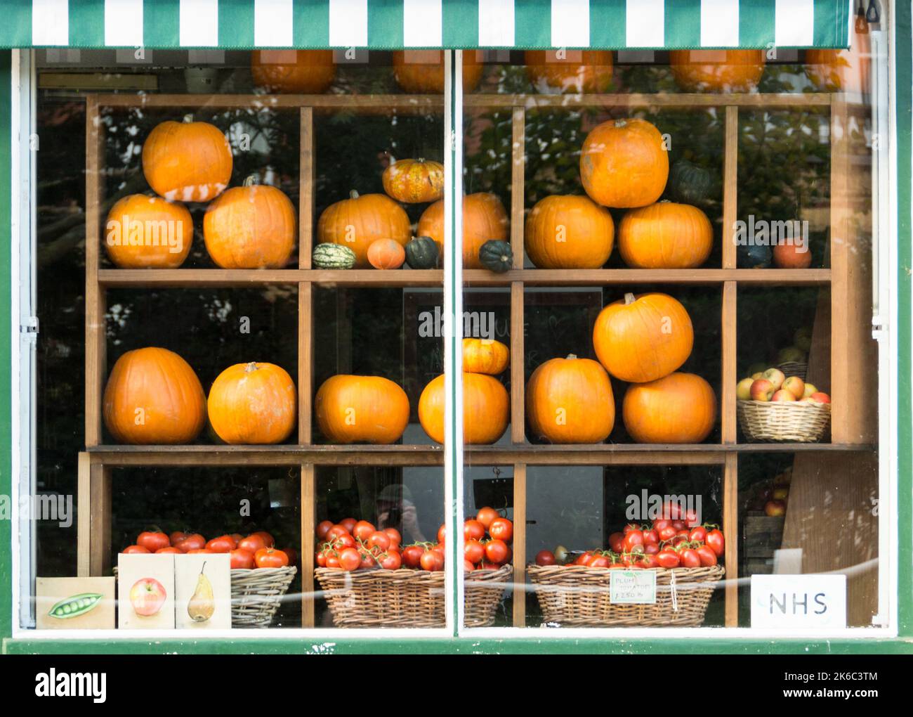 Schaufensterauslage von Halloween-Kürbissen in Two Peas in a Pod, einem Gemüsehändler-Eckgeschäft in Barnes, Südwest-London, England, Großbritannien Stockfoto