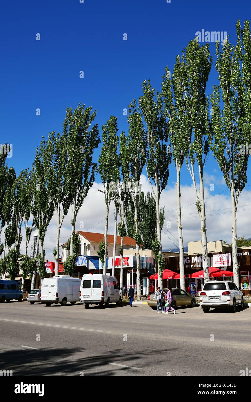 Cholpon-ATA, Kirgisistan – 17. September 2022: Straßenszene in Cholpon-ATA, Ferienort am Nordufer des Issyk-Kul-Sees, mit ganzjährlichem Po Stockfoto