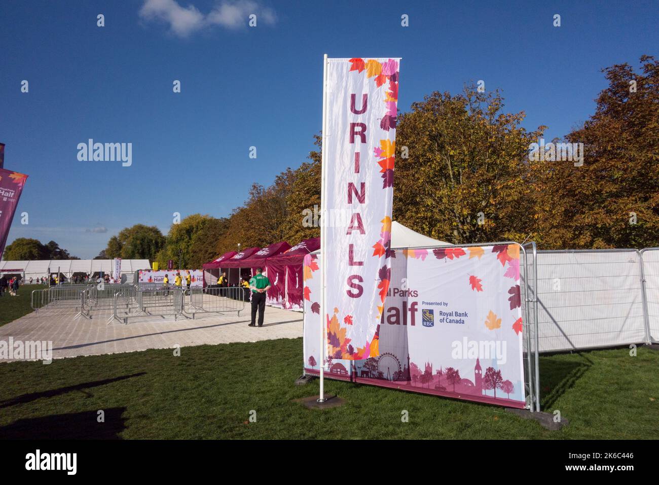 Urinale-Schilder beim diesjährigen Royal Parks Half Marathon, Hyde Park, London, England, Großbritannien Stockfoto