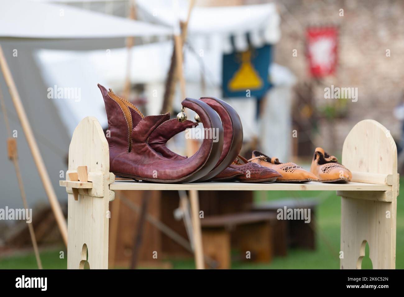 Narrenschuhe auf einer mittelalterlichen Marktbank Stockfoto