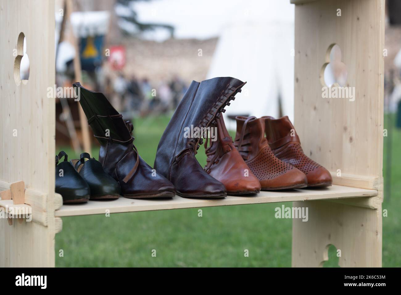 Handgefertigte Vintage-Schuhe auf einem mittelalterlichen Markt Stockfoto