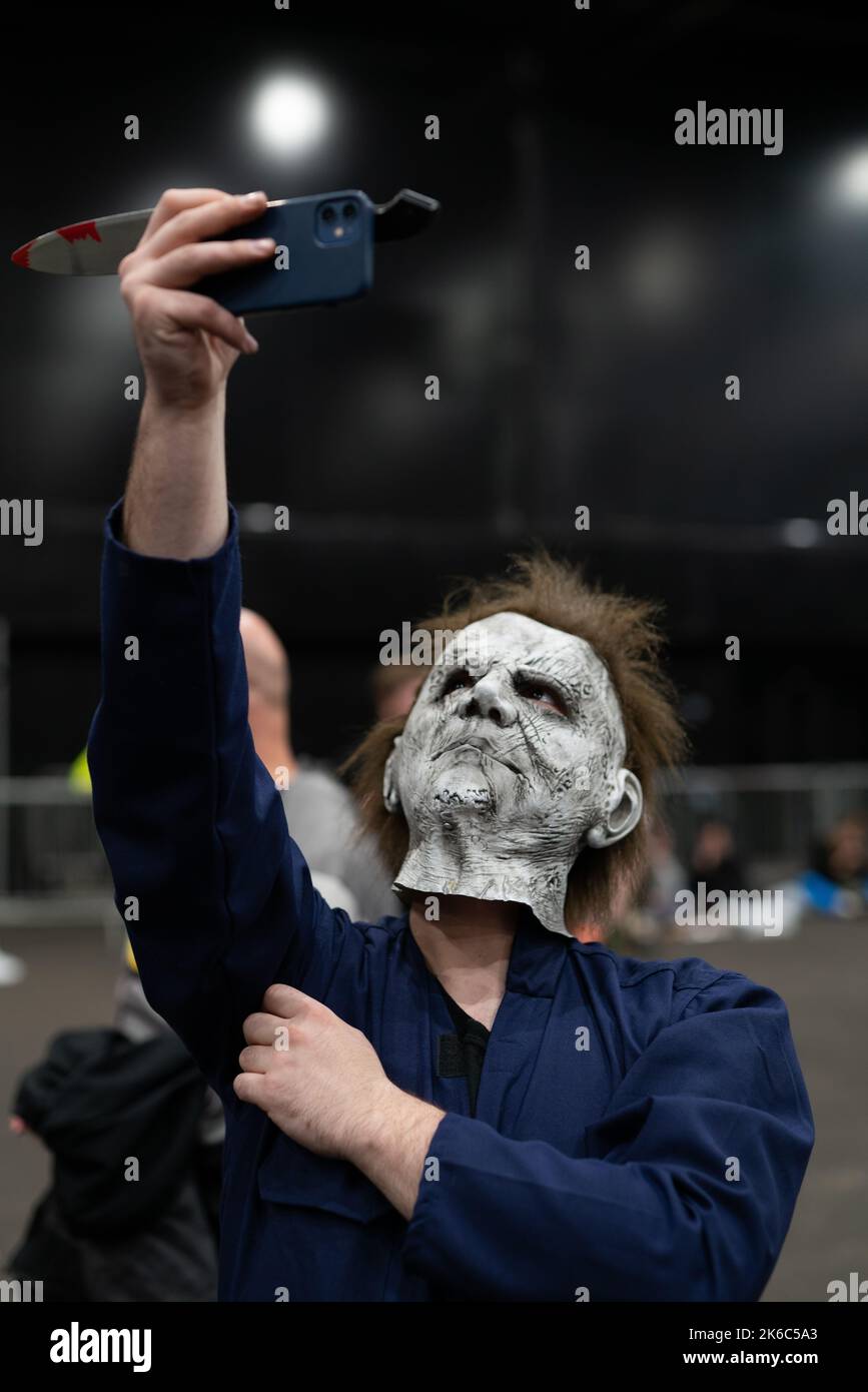 Comic Con Convention Schottland 2022. Filmkultur- und Comic-Fans treffen auf prominente Gäste. Mann im Michael Myers Kostüm. Horror-Fans und Film-Idol Stockfoto