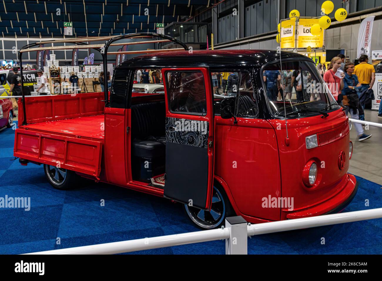Ein schwarz-roter Volkswagen Camper Pickup während Day1 World of Cars Stockfoto