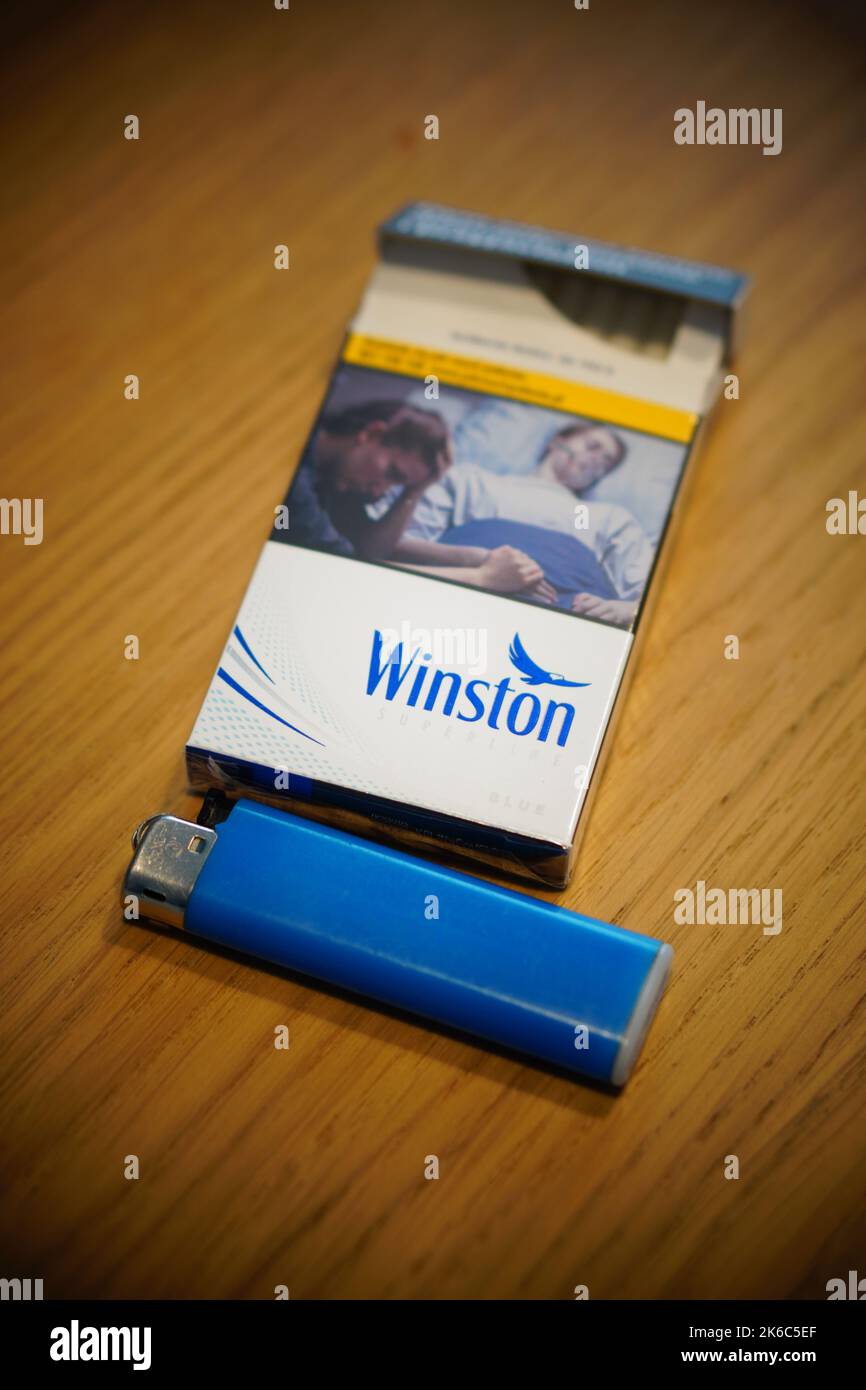 Ein geöffnetes Paket dünner Zigaretten der Marke Winston Stockfoto