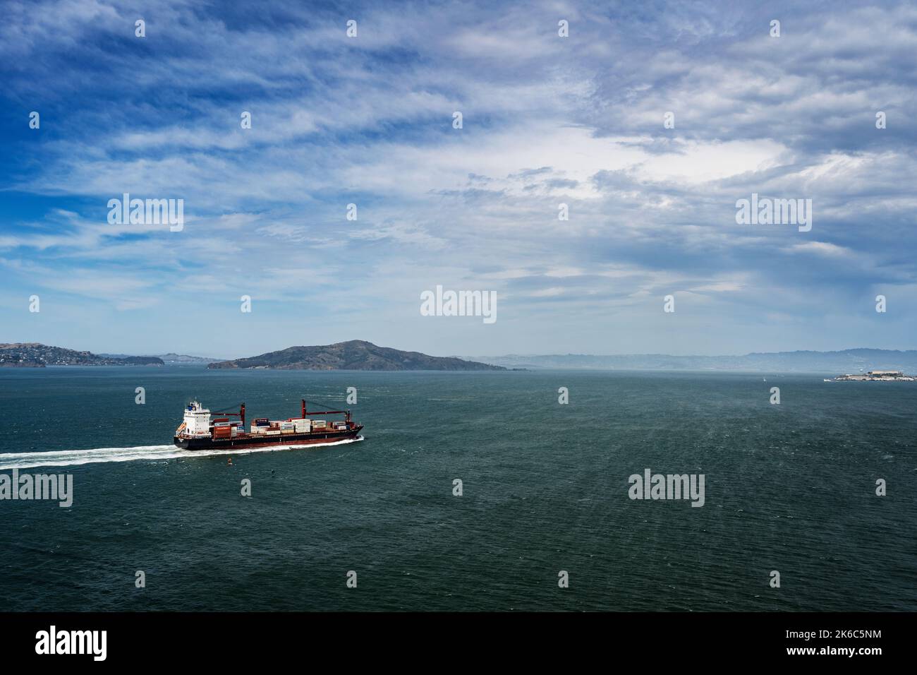 Frachtschiff in der Bucht von San Francisco, San Francisco, Kalifornien Stockfoto