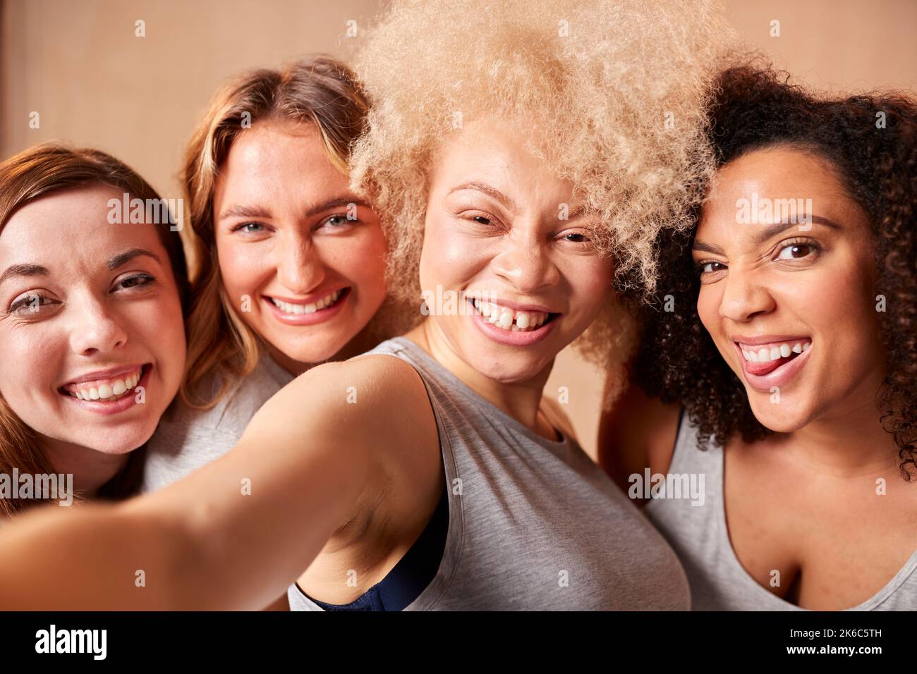 Gruppe Von Verschiedenen Körper Positive Frauen Freunde In Freizeitkleidung Posiert Für Selfie Auf Handy Stockfoto