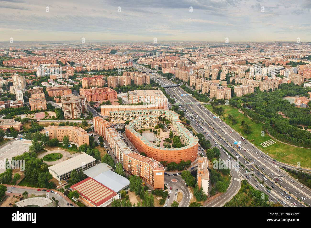 Luftaufnahme der Stadt Madrid und einer ihrer Autobahnen Stockfoto