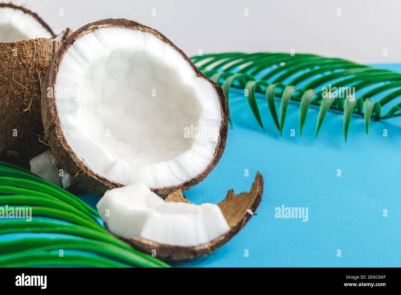 Beschädigte Kokosnussstücke mit Schale aus nächster Nähe Stockfoto