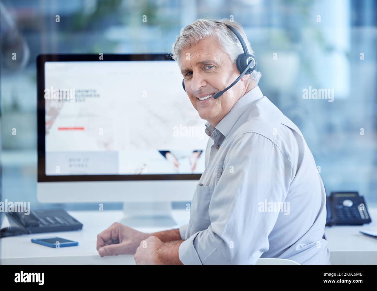Rufen Sie mich an, wenn Sie noch unsicher sind. Porträt eines reifen Call Center-Agenten, der an einem Computer in einem Büro arbeitet. Stockfoto