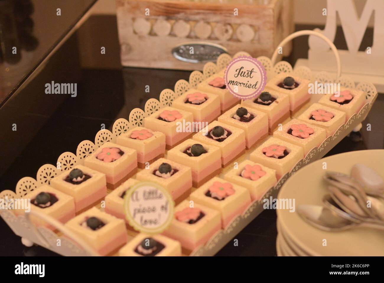 Eine Nahaufnahme von Kakao-, Vanille- und Erdbeermousse-Gebäck auf einem Tisch bei einer Party Stockfoto