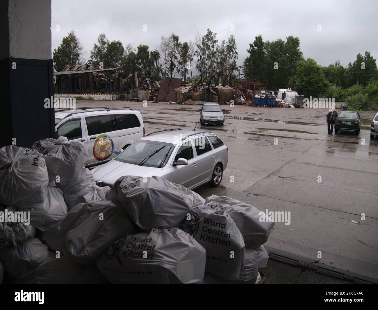 Verpackte Lebensmittelpakete werden von Freiwilligen in der Stadt Tschernihiw, Ukraine, geliefert. Stockfoto