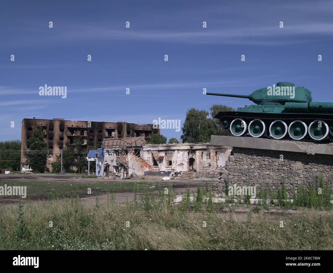 Ein Modellpanzer überblickt zerstörte Gebäude, in der Nähe des Bahnhofs Smorodino, nach einem Angriff russischer Truppen in Trostyanez, Ukraine Stockfoto