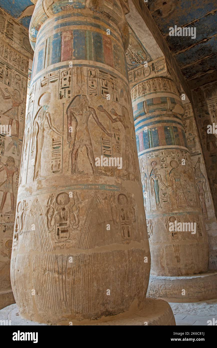 Hieroglypische Schnitzereien an Säulen am altägyptischen Medinat Habu Tempel in Luxor Ägypten Stockfoto