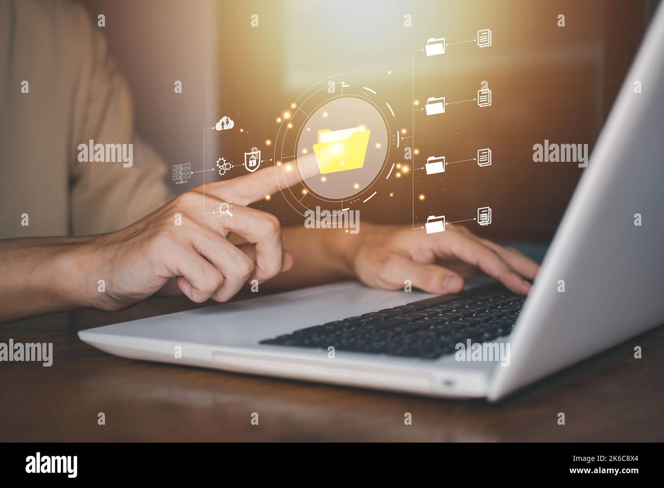 Geschäftsmann Hand Suche nach Informationen auf Notebook (Laptop) mit Hologramm. Planungs- und Strategiekonzept. Erfolgskonzept. Datenmanagement en Stockfoto