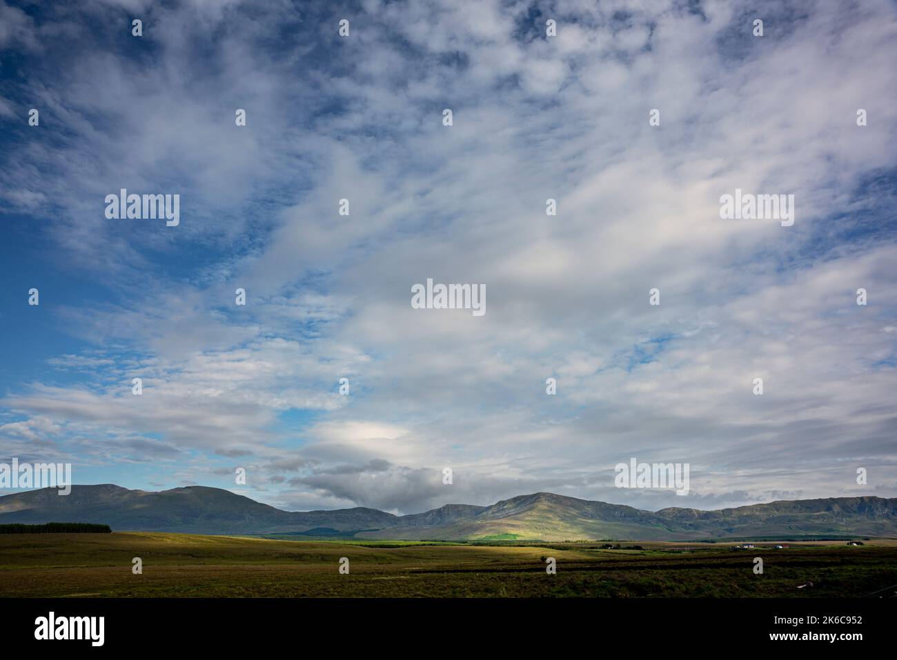 Schatten gleiten über die beeindruckende Landschaft der riesigen und abgelegenen Torfgebiete am Rand des Wild Nephin National Park, co Mayo, Irland. Stockfoto