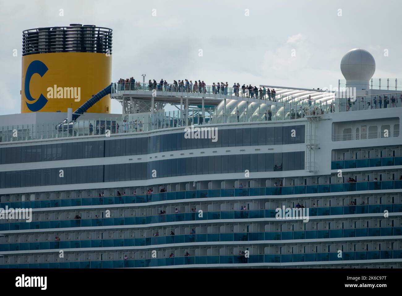 Bild vom September 2022 zeigt den Superliner und das Kreuzschiff Costa Toscana auf Ibiza, Spanien. Stockfoto