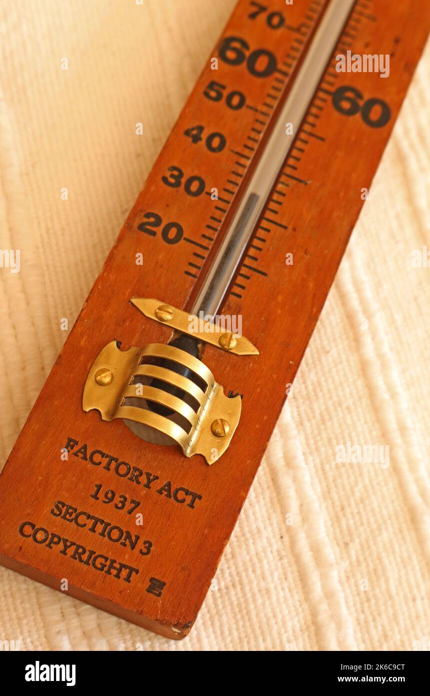Hölzernes Industrie-Glühbirnenthermometer, zeigt kalte Temperatur in Fahrenheit - Factory Act 1937 Abschnitt 3 Copyright, Stockfoto