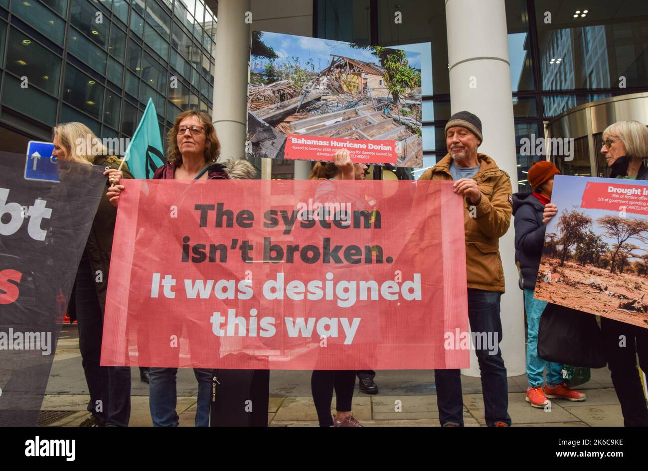 London, Großbritannien. 13.. Oktober 2022. Demonstranten versammelten sich vor dem Londoner Büro der Weltbank und forderten, dass IWF und Weltbank die Schulden des Globalen Südens für Klimagerechtigkeit annullieren. Kredit: Vuk Valcic/Alamy Live Nachrichten Stockfoto