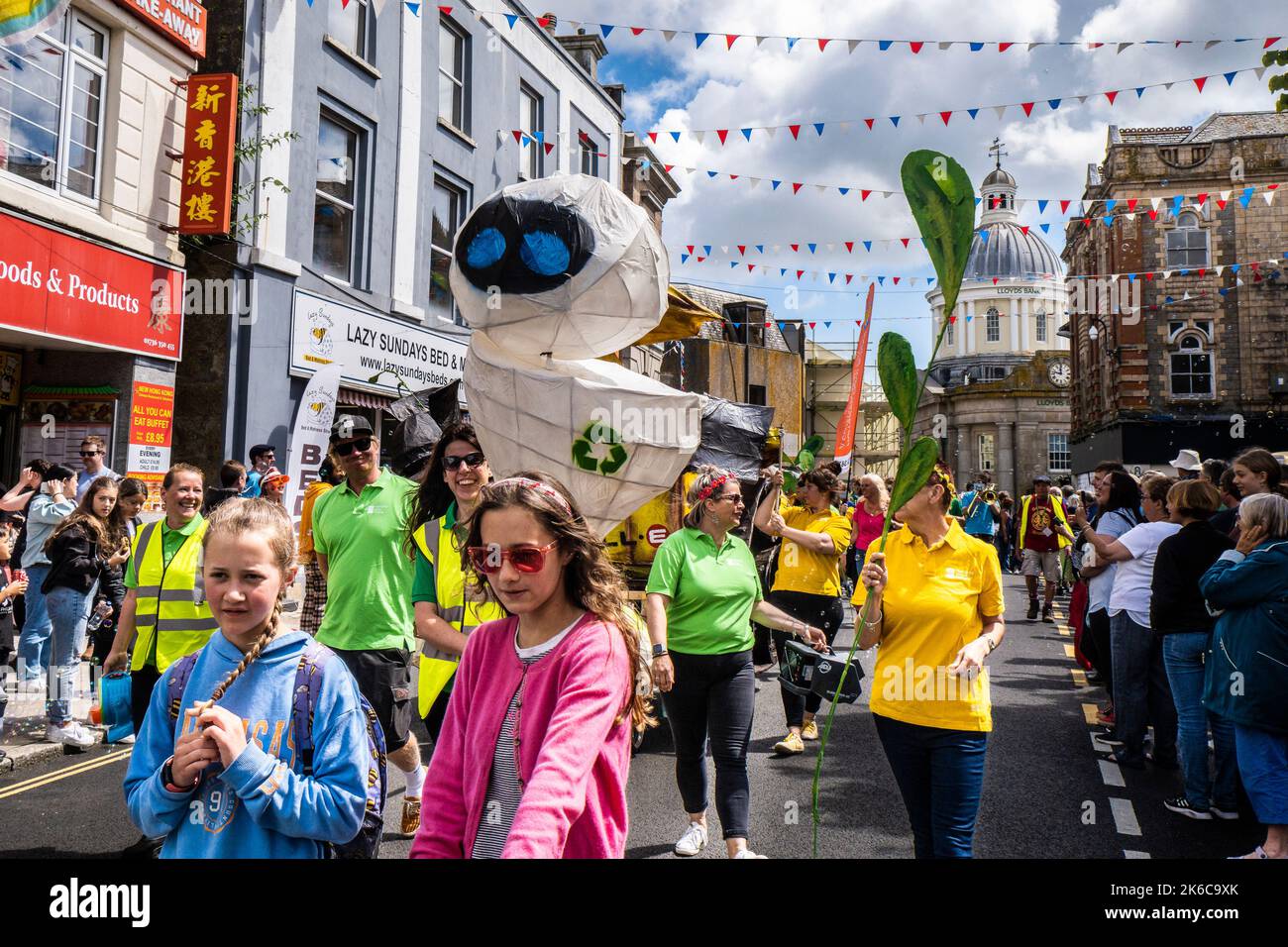 Mitarbeiter und Schüler der Humphry Davy Schule nehmen an einer Prozession am Mazey Day während des Golowan Festivals in Cornwall, England, Teil. Stockfoto