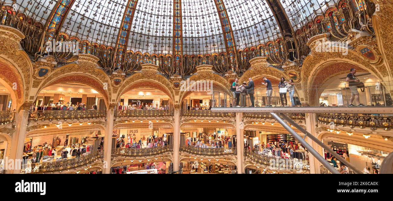 Innenansicht der Galleries Lafayette Haussmann in Paris, Frankreich. Kaufhäuser Boulevard Haussmann. Stockfoto