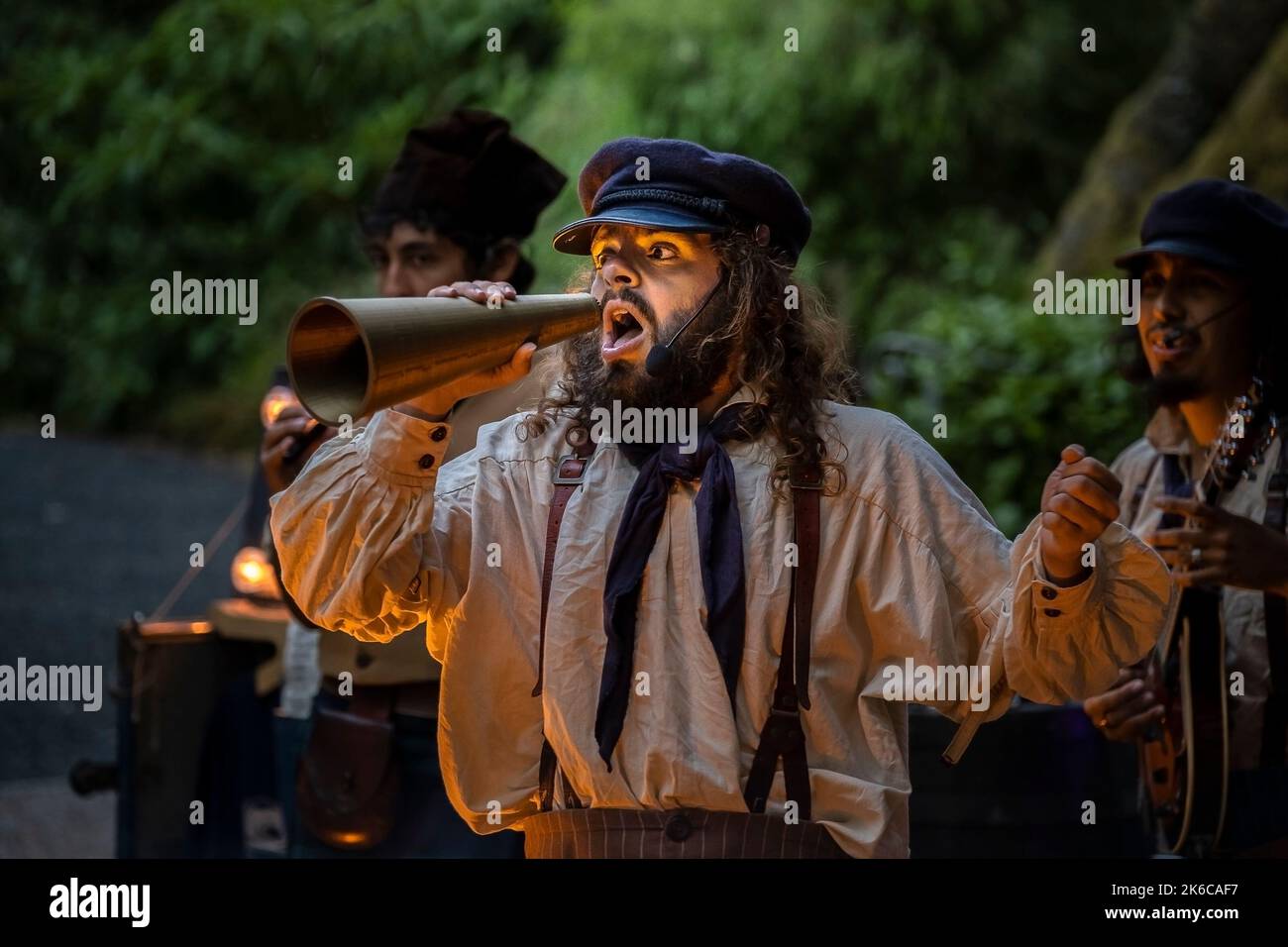 The Old Time Segler treten im Trebah Garden Amphitheater in Cornwall in Großbritannien auf. Stockfoto