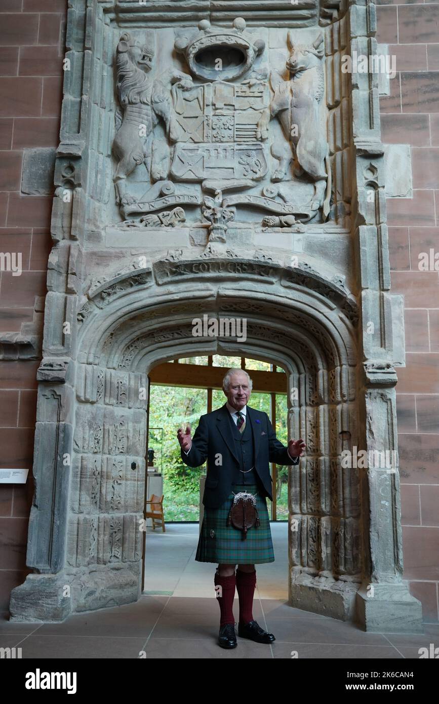 König Charles III. Bei einem Besuch der Burrell Collection, um sie nach der sechsjährigen Renovierung im Pollok Country Park in Glasgow offiziell wieder zu eröffnen. Bilddatum: Donnerstag, 13. Oktober 2022. Stockfoto