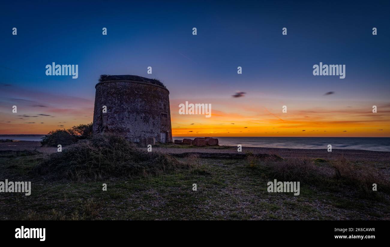 Martello Tower Nummer 64, verteidigt seit den napoleonischen Kriegen den Strand von Eastbourne. Stockfoto