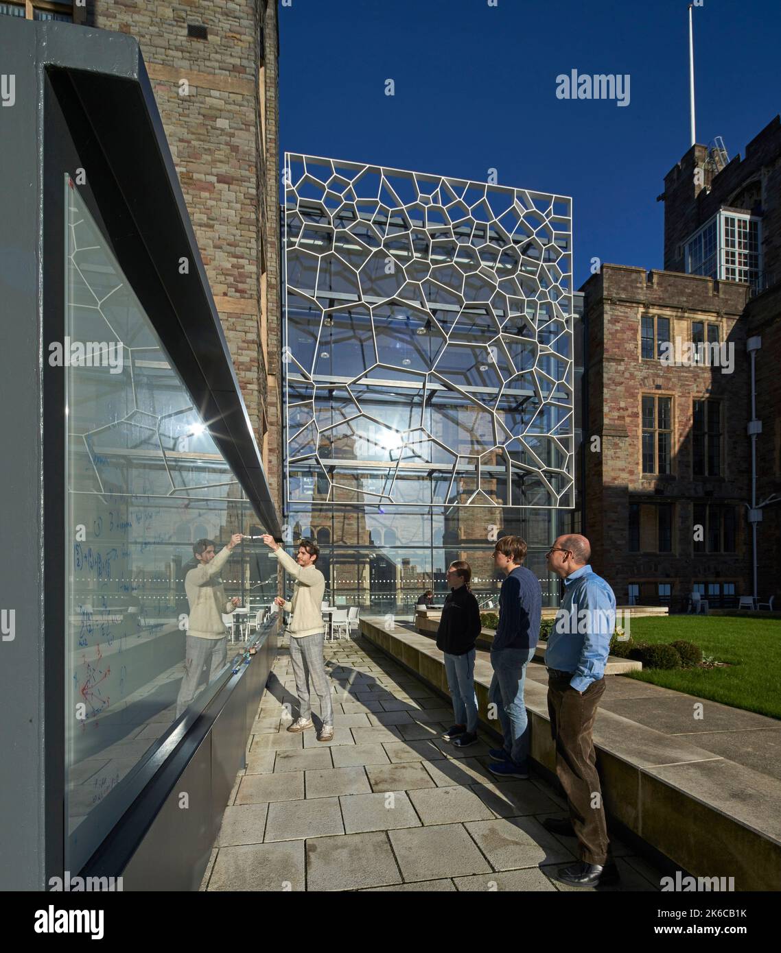 Sehen Sie mit Studenten und Professor arbeiten eine Formel. University of Bristol: Fry Building, Bristol, Großbritannien. Architekt: Wilkinson Eyre Architects Stockfoto