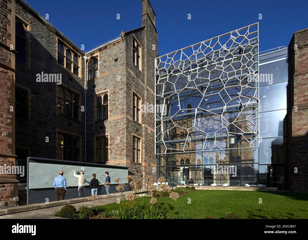 Innenhof mit Studenten und Professor. University of Bristol: Fry Building, Bristol, Großbritannien. Architekt: Wilkinson Eyre Architects, 2020. Stockfoto