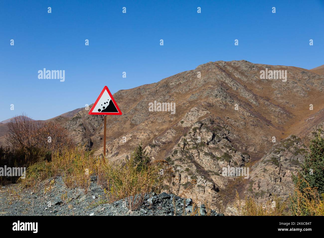 Straßenschild auf einem gefährlichen Berg Stockfoto