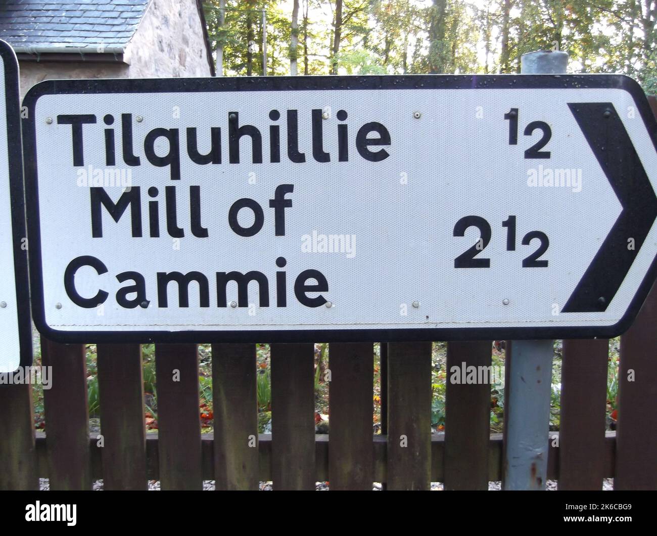 Straßenschild für Tilquhillie und Mill of Cammie, Banchory, Schottland, 10-10-22 Stockfoto