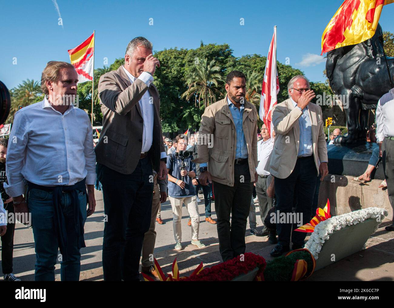 Barcelona, Spanien. 12. Oktober 2022. Javier Ortega Smith-Molina (L2) und Ignacio Garriga (R2), beide Mitglieder der VOX, die während der Parade zum Hispanic Day gesehen wurden. 12. Oktober, Nationalfeiertag Spaniens. Der Ursprung dieses Feiertages geht auf das 15.. Jahrhundert zurück, als am 12. Dezember 1492 Christopher Columbus und seine Besatzung an der Küste von Guanahani (Bahamas) landeten. Kolumbus dachte, er hätte die Indien erreicht, aber in Wirklichkeit entdeckte er den neuen Kontinent, Amerika. Dieses Datum ist die Erhöhung des spanischen Nationalismus. (Foto: Mario Coll/SOPA Images/Sipa USA) Quelle: SIPA USA/Alamy Live News Stockfoto