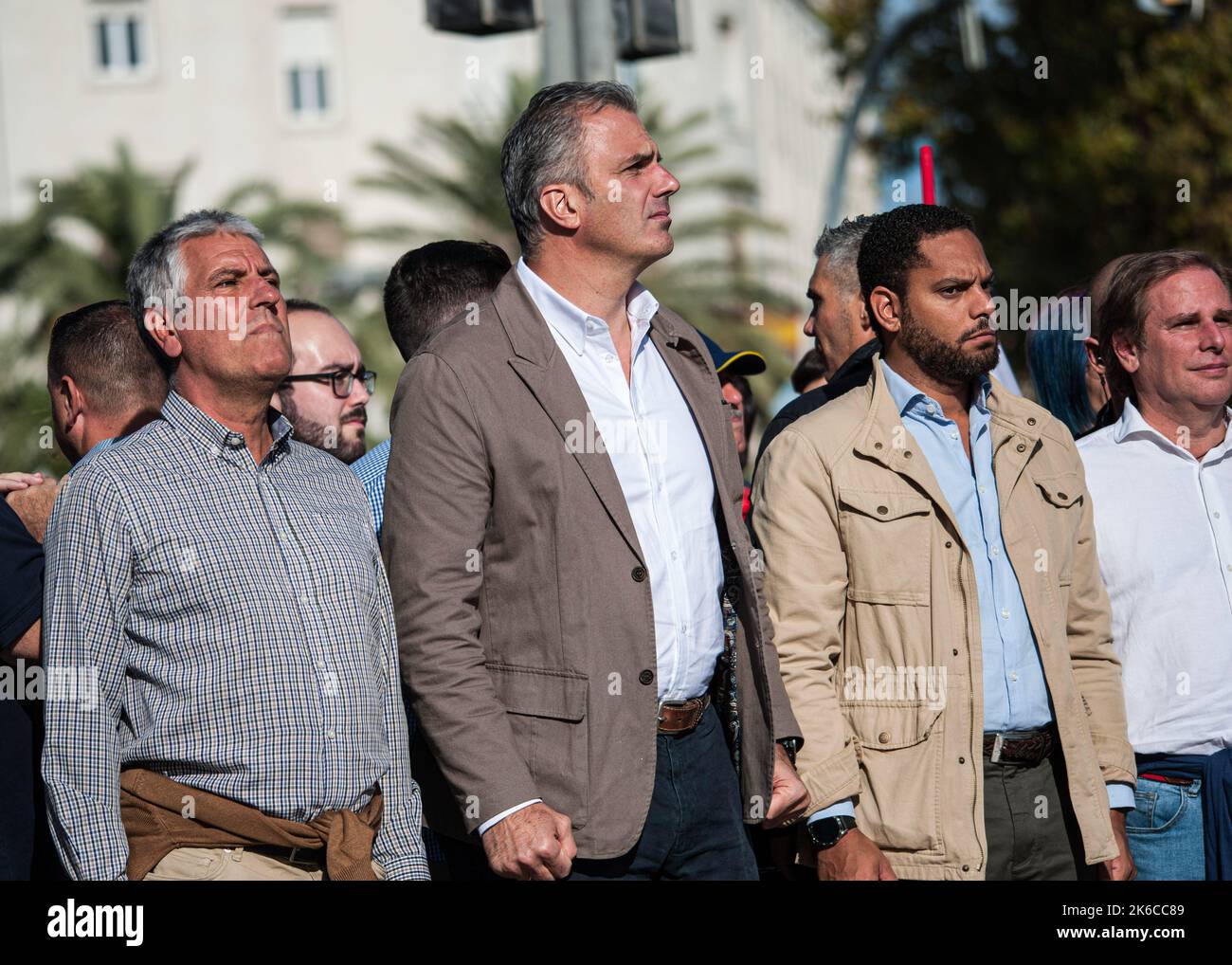 Javier Ortega Smith-Molina (C) und Ignacio Garriga (2R), beide Mitglieder von VOX, wurden während der Parade zum Hispanic Day beim Blumenangebot am Kolumbus-Denkmal gesehen. 12. Oktober, Nationalfeiertag Spaniens. Der Ursprung dieses Feiertages geht auf das 15.. Jahrhundert zurück, als am 12. Dezember 1492 Christopher Columbus und seine Besatzung an der Küste von Guanahani (Bahamas) landeten. Kolumbus dachte, er hätte die Indien erreicht, aber in Wirklichkeit entdeckte er den neuen Kontinent, Amerika. Dieses Datum ist die Erhöhung des spanischen Nationalismus. (Foto von Mario Coll/SOPA Images/Sipa USA) Stockfoto